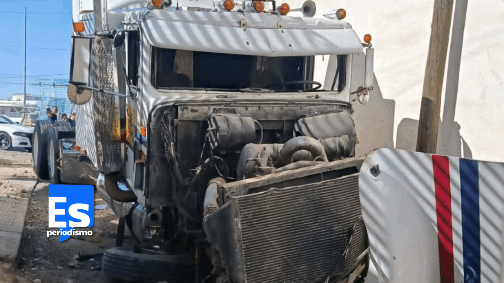 Tráiler sin frenos choca con barda