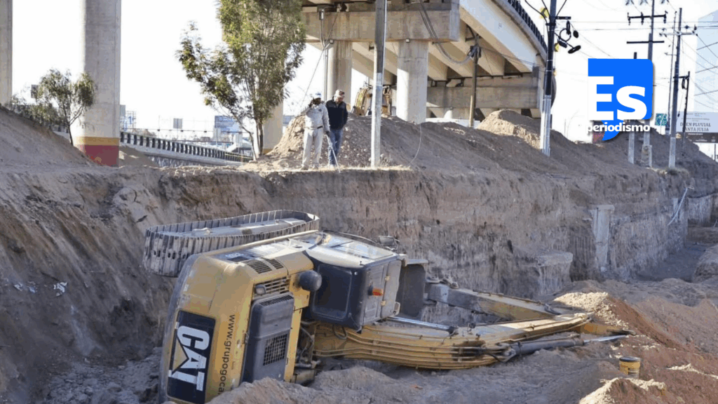 Retroexcavadora volcó en dren pluvial
