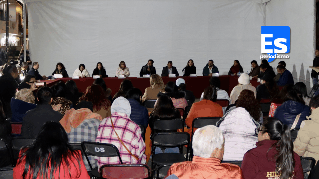 Mujeres y autoridades dialogan