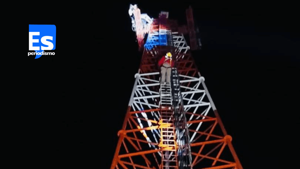 Ladrones suben a antena tratando
