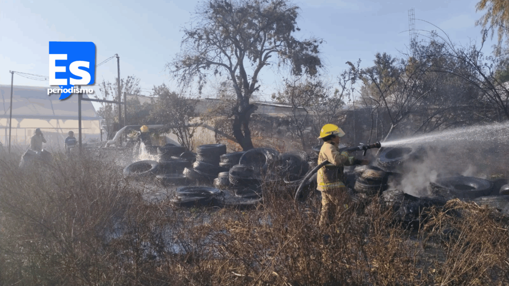 Arde tiradero de basura y llantas