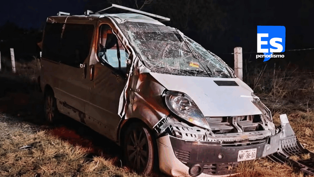Abandonan camioneta volcada