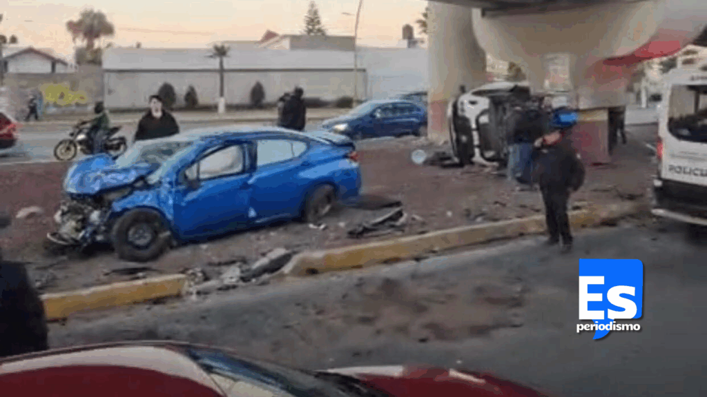 Choque y volcadura en el cruce