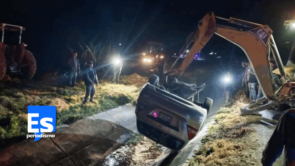 Vehículo vuelca a canal de riego