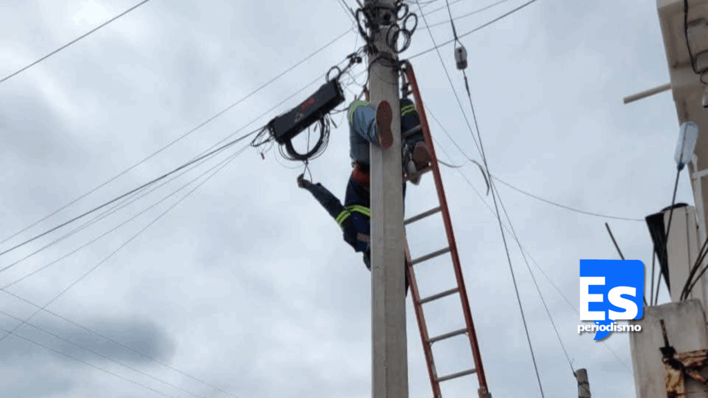 Rescatan a joven que sufrió descarga