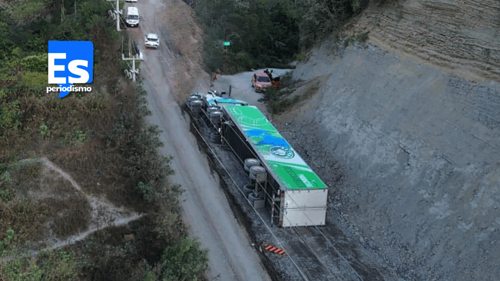 Volcó tráiler en el libramiento de Huejutla