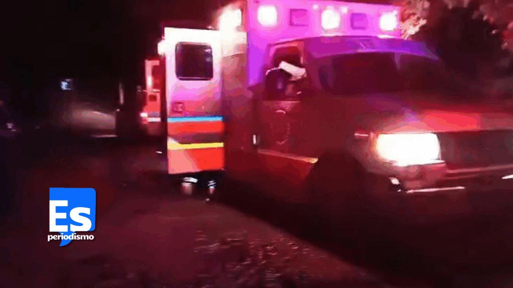 Vuelca camioneta y cae a una presa