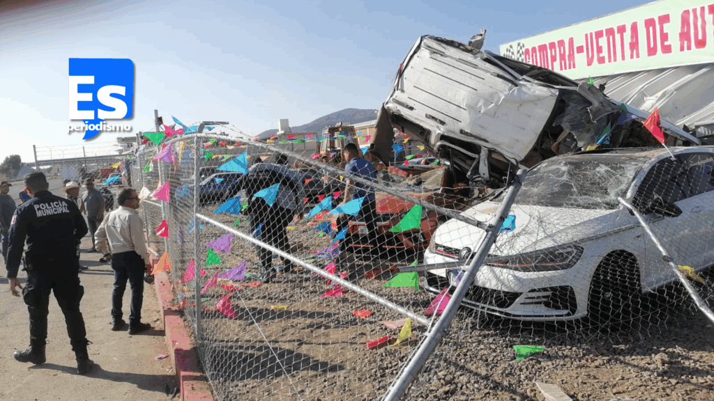 Vuelca camioneta y termina dentro de un lote