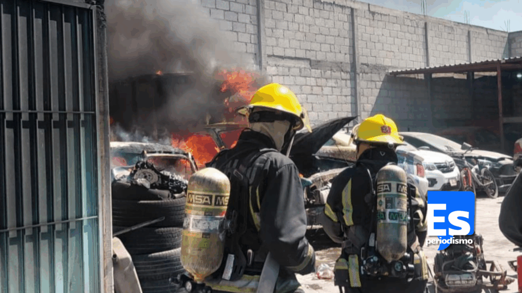 Incendio en taller mecánico dañó tres