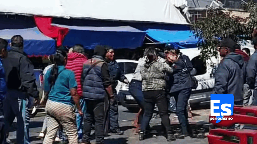 Pelea entre oficiales de policía y mujeres