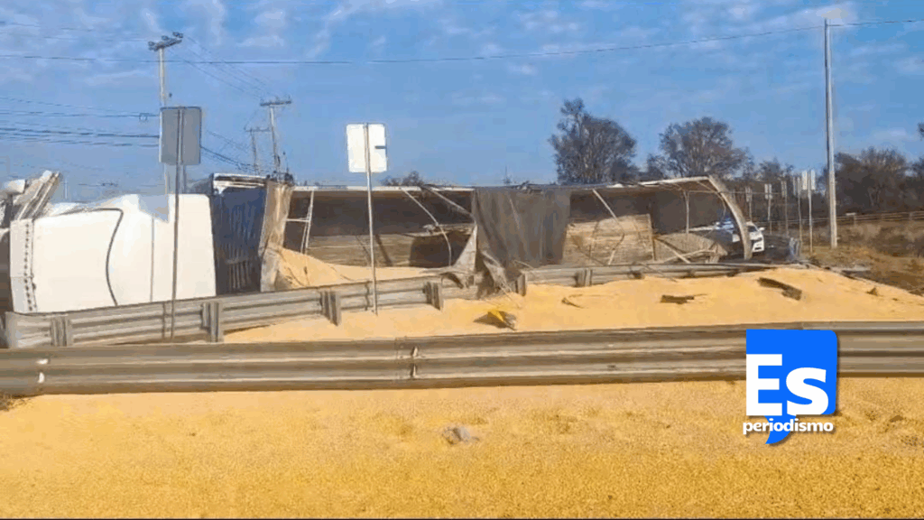 Al no haber personas lesionadas ni daños a terceros, las autoridades viales ordenaron a operadores de grúas que levantaran el semirremolque accidentado para trasladarlo a un corralón, en donde quedaría detenido a disposición de la autoridad competente, a fin de que el propietario lo reclame y finiquitó los gastos provocados en las vías de comunicación. Asimismo, serían elementos de Guardia Nacional División Carreteras quiénes levantarán el acta de accidente y procedieron a investigar con base a los números de identidad del semirremolque, si tiene reporte de robo o circulaba legalmente sobre la carretera.