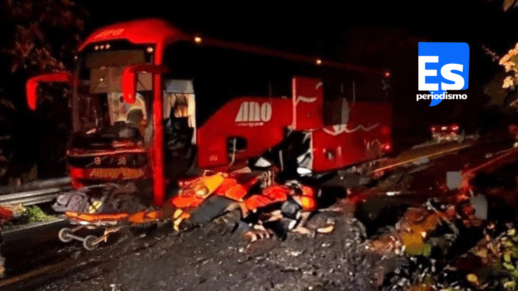 Camioneta rebasa y choca