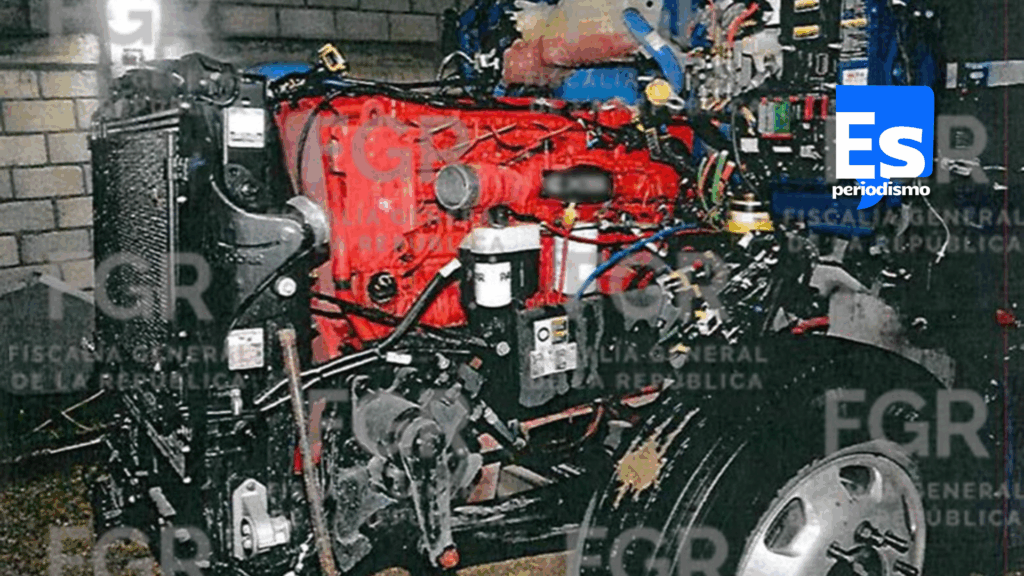 Sentencia de dos años cuatro meses de prisión y el pago de multa, le fueron dictados por un juez federal a cinco personas, por su responsabilidad en el delito de robo de vehículo, en el municipio de Atitalaquia. De acuerdo con la información proporcionada por la Fiscalía General de la República (FGR), delegación Hidalgo, el 17 de agosto de 2024, agentes municipales detectaron un inmueble en la colonia El Cardonal, cuando cinco sujetos manipulaban piezas de un tractocamión que contaba con reporte de robo. En el lugar fueron detenidos por oficiales de la Secretaría de Seguridad Pública Municipal, Miguel “N”, Kevin “N”, Nicolás “N”, Octavio “N” y Jhovani “N”. Tras su detención, fueron puestos a disposición del Ministerio Público Federal, que integró la carpeta de investigación correspondiente. Durante el proceso, la representación social presentó las pruebas necesarias ante la autoridad judicial, lo que permitió que se dictara sentencia condenatoria.