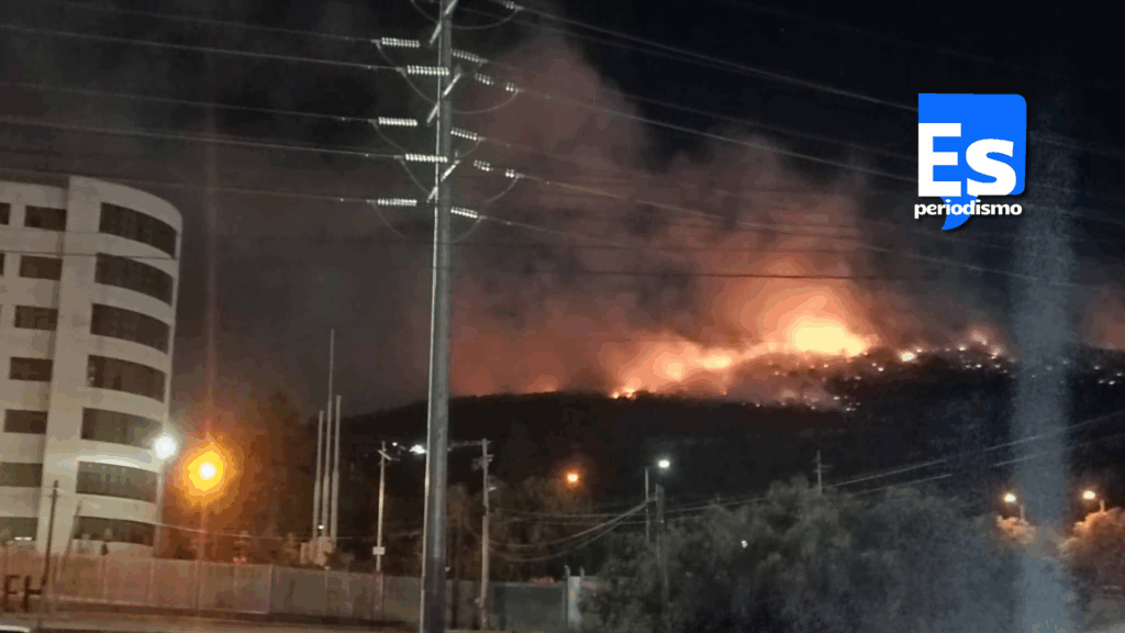 Apantallante incendio atrás