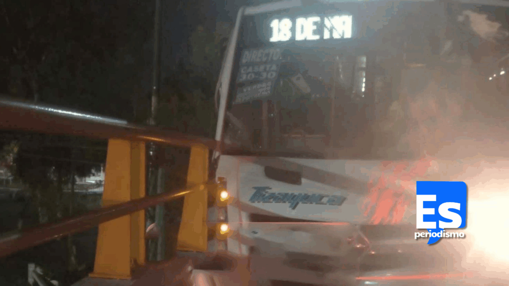 El impacto provocó que varios usuarios resultaran con lesiones, mientras otros vivieron momentos de terror durante el incidente. Testigos señalaron que la solicitud de apoyo a servicios de emergencia no fue atendida de manera inmediata, lo que tardó la atención en el lugar. La unidad de pasajeros fue puesta a disposición de las autoridades correspondientes, para que iniciaran de las investigaciones y el seguimiento del caso.