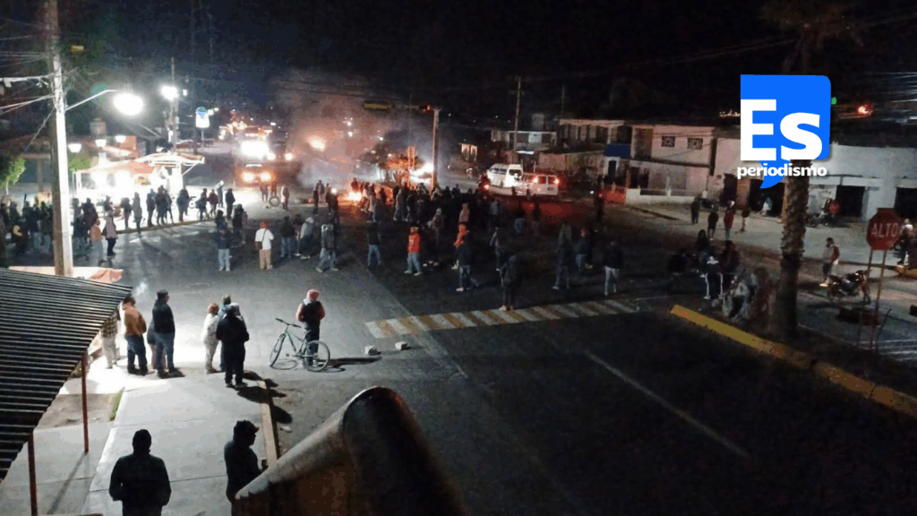 Retienen alcalde y bloquean carretera federal