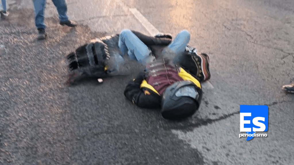 Pareja de motociclistas arrolló un caballo