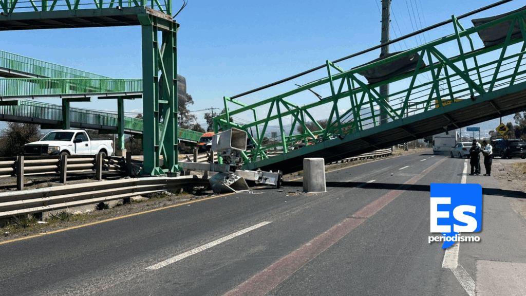 Grúa derriba puente peatonal frente
