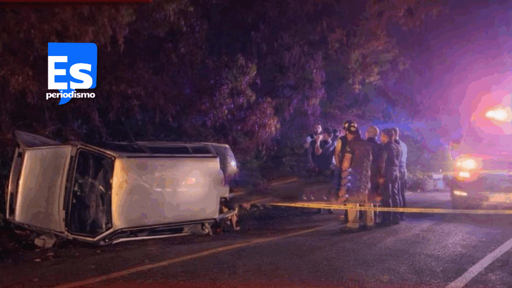 Joven muere al volcar su camioneta