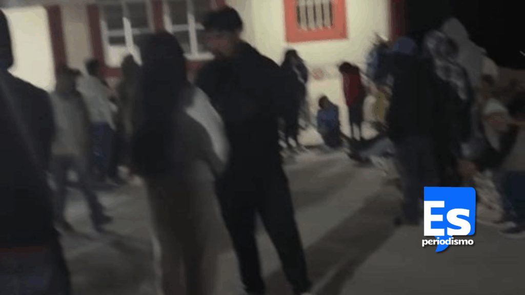 En el lugar, el director de Seguridad Pública Municipal, Jesús Iván Márquez, mantiene diálogo con los pobladores para buscar una solución; se aclaró que la corporación de Seguridad Pública no tiene relación con esta problemática, al tratarse de un conflicto de carácter administrativo y de obra pública. Los manifestantes advirtieron que no liberarán a la funcionaria hasta obtener compromisos firmes, en medio de un escenario de inconformidad social en el municipio. Las autoridades continúan con las gestiones para resolver la situación mediante el diálogo.