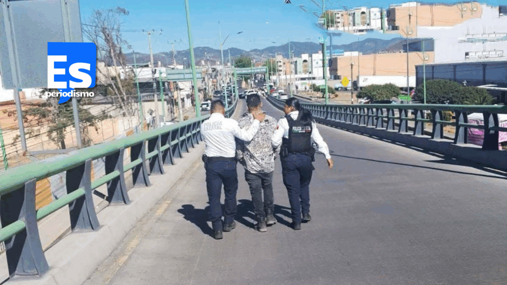 Al llegar los patrulleros brindaron atención a un joven de 23 años, aplicando los protocolos correspondientes para controlar la situación, priorizando en todo momento su integridad y la de quienes transitaban por el lugar, se dijo. Una vez estabilizado el escenario, la persona fue valorada y trasladada con apoyo institucional hasta su domicilio, donde fue entregada sana y a salvo a sus familiares, recomendándoles toda una serie de procedimientos para su debida atención.