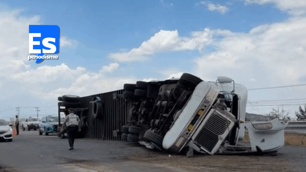 Volcadura de tráiler cargado