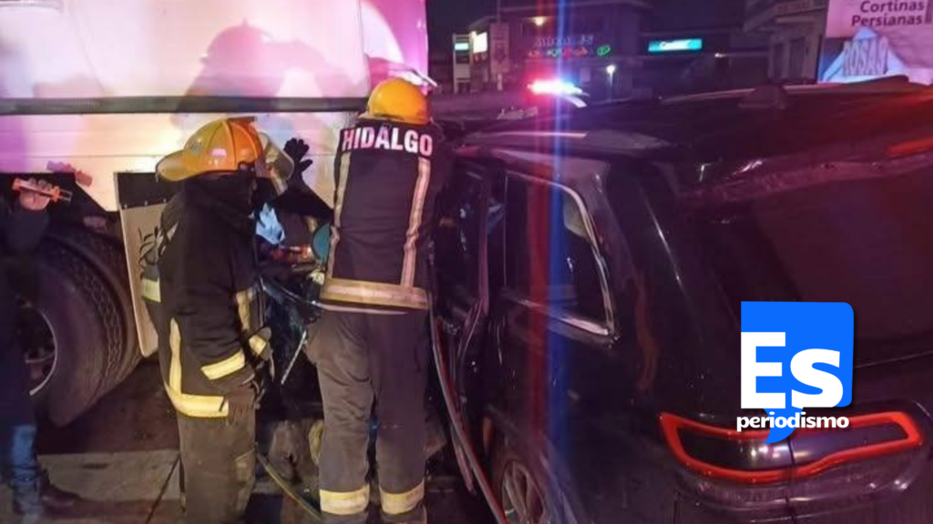 Bomberos rescatan a conductor