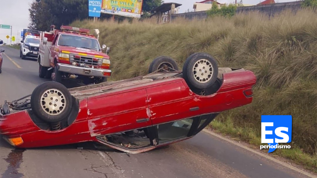 Choque y volcadura entre automóvil