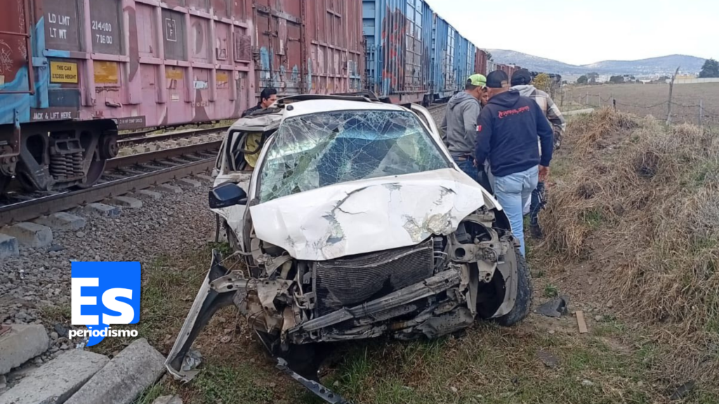 Tren arrastró coche compacto