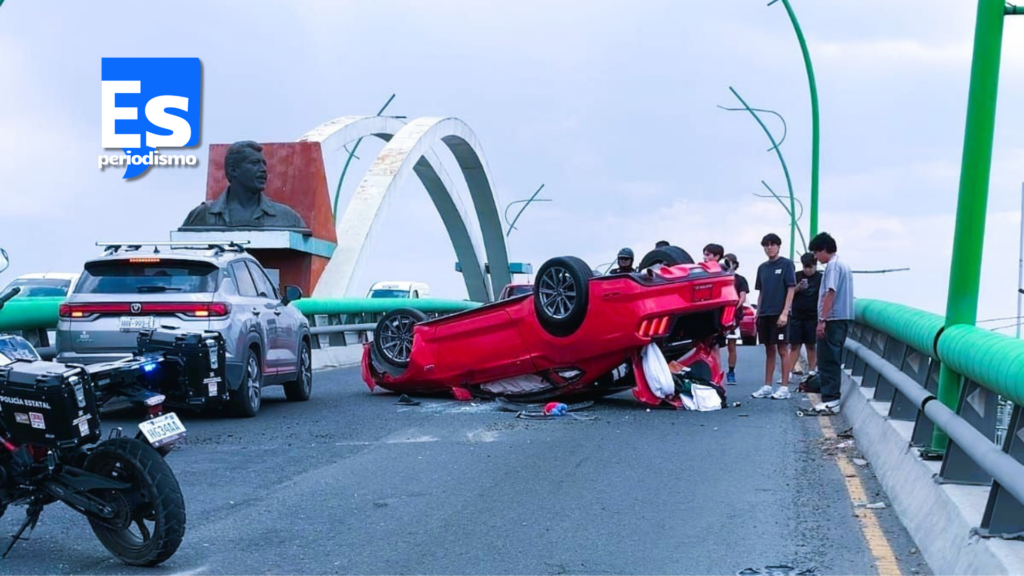 Vuelca automóvil deportivo e