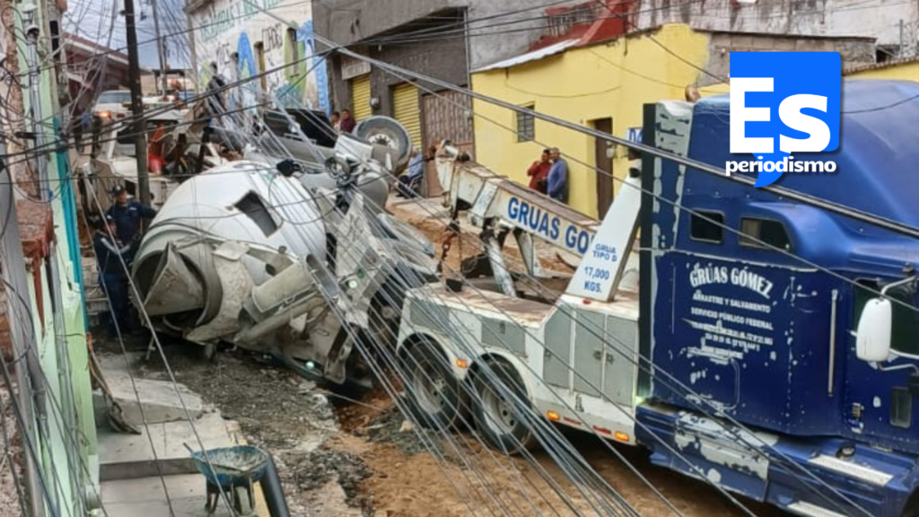 Cae revolvedora en reversa a zanja