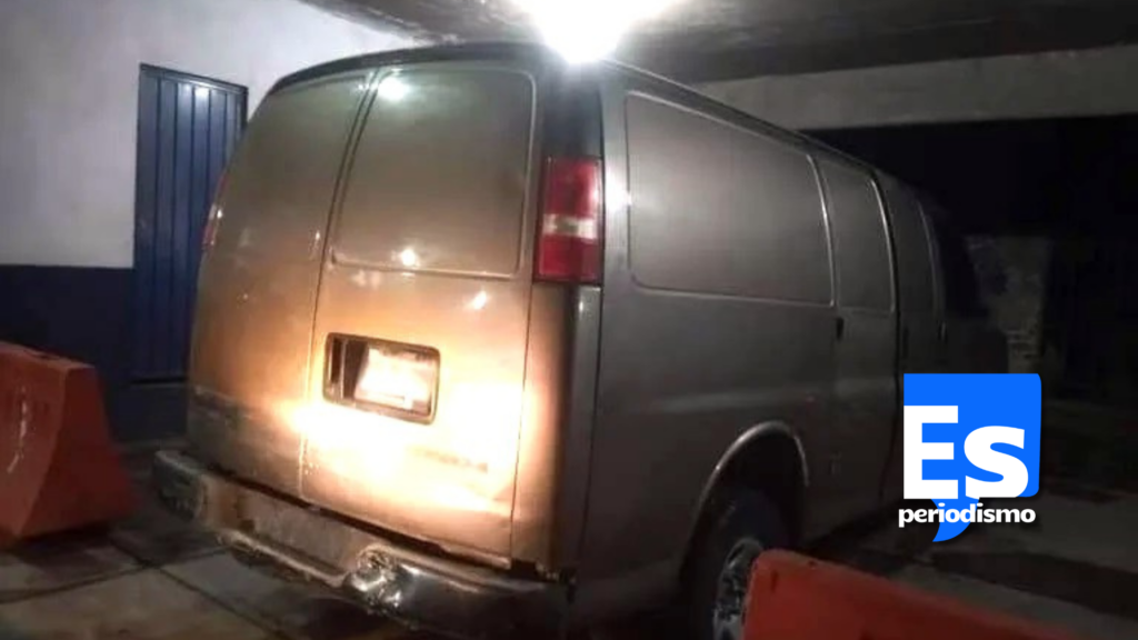 Huachicoleros huyen abandonando Van