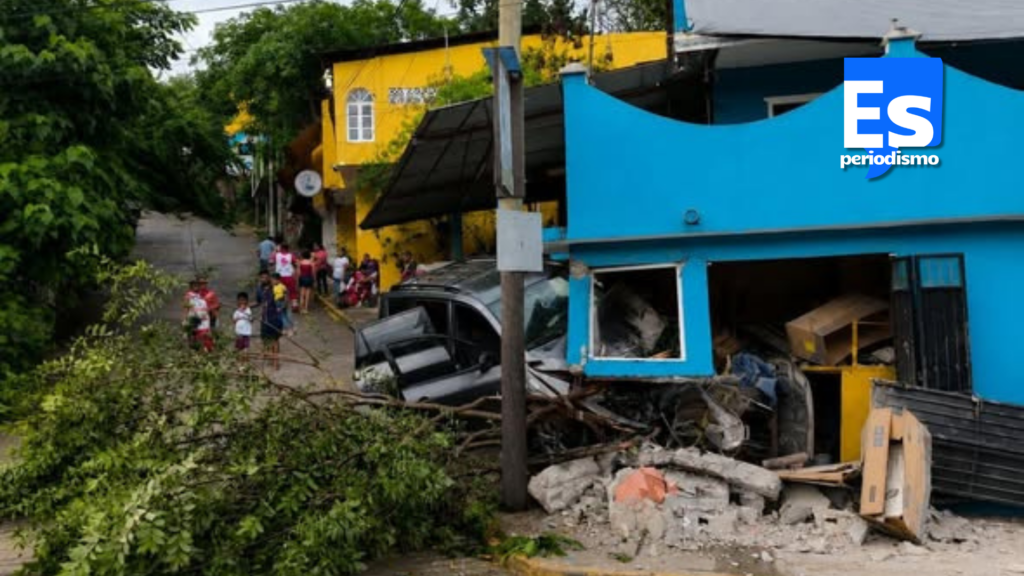Camioneta derrumbó una vivienda