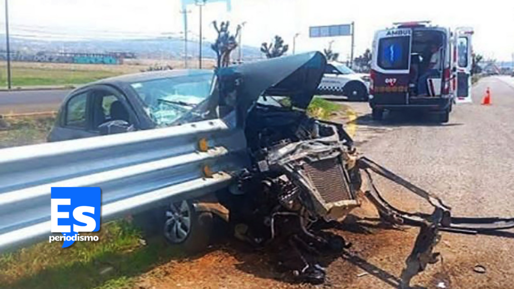 Auto choca contra barra de contención