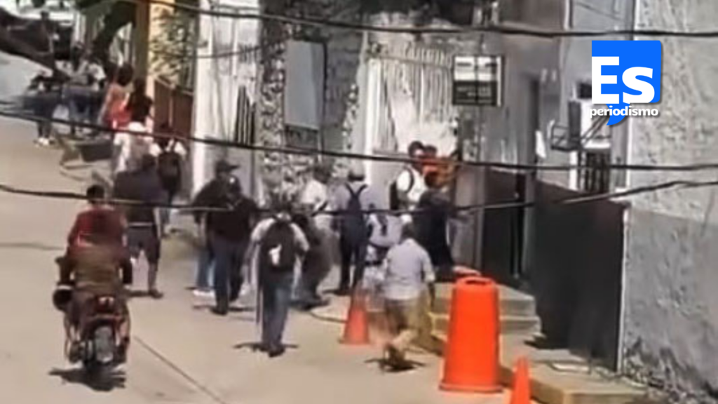 Retienen a funcionarios, molestos