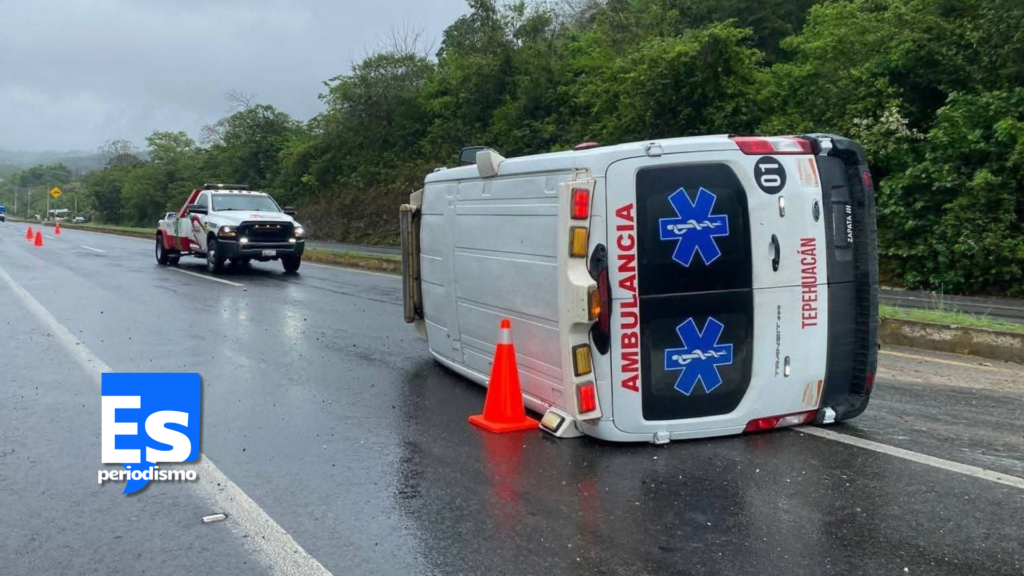 Vuelca ambulancia de Tepehuacán