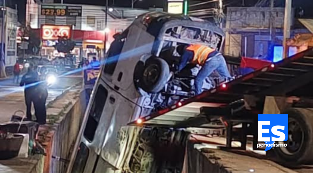Camioneta cae a canal pluvial en Los Tuzos