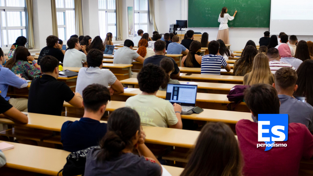El secretario de Educación Pública federal, Mario Delgado, anunció que por acuerdo unánime del Consejo Nacional de Autoridades Educativas (CONAEDU), integrado por todas las secretarias y secretarios del ramo en el país, se modifica el Calendario Escolar para concluir clases el próximo 5 de junio. Así mismo se anunció que, el retorno a clases será el próximo lunes 31 de agosto. 📌Las labores administrativas terminarán el 12 de junio. 📌Regresan el 10 de agosto para una semana de Consejo Técnico con las maestras y maestros, a fin de preparar el siguiente Ciclo Escolar. 📌Del 17 al 28 de agosto habrá dos semanas oficiales de reforzamiento de aprendizajes, con las niñas y niños. 📌El arranque del Ciclo Escolar 2026-2027 está previsto para el 31 de agosto. Esta modificación obedece, principalmente, a la extraordinaria ola de calor que se está viviendo en estos días y que seguirá durante el mes de junio y julio. También, por la realización del Mundial de futbol en nuestro país. Finalmente el funcionario aseveró, mediante un video difundido en redes sociales, que se garantizará que se cumpla todo lo establecido en el Plan de Estudios, así como el aprovechamiento escolar de todas y todos los estudiantes.