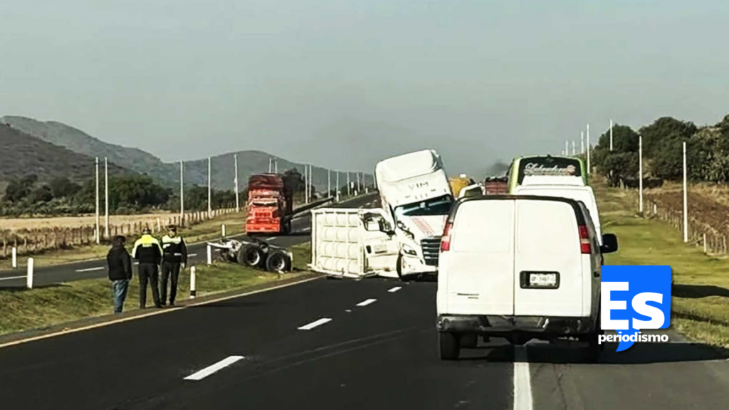 Vuelca tractocamión con gas natural