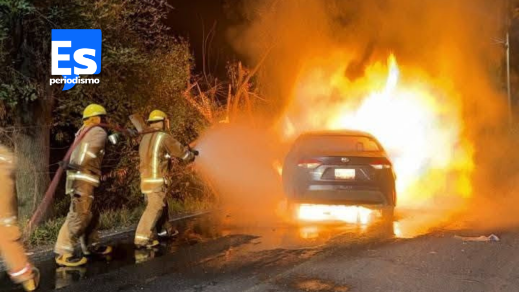 Carro choca contra poste eléctrico