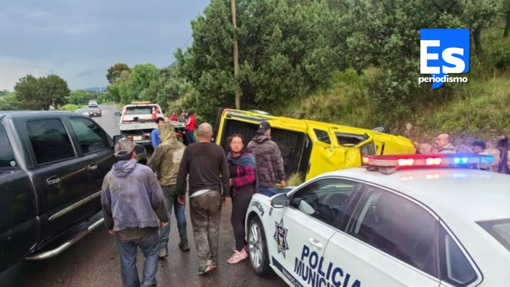 Volcadura de camioneta desata conato