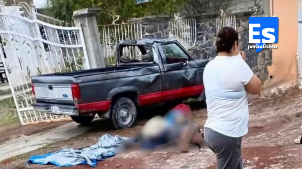 En vuelco camioneta aplasta