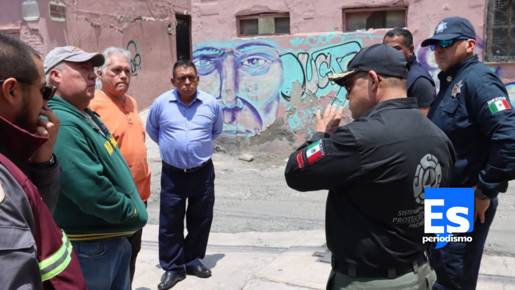 La Dirección General de Protección Civil, Bomberos y Gestión Integral de Riesgos, en coordinación con la Secretaría de Seguridad Pública, Tránsito y Vialidad de Pachuca, realizó recorridos de proximidad y supervisión en distintos sectores de los Barrios Altos de la ciudad. Estas actividades forman parte de las acciones impulsadas por el presidente municipal de Pachuca, Jorge Reyes, para fortalecer la prevención y mejorar la capacidad de respuesta institucional. Se desarrollaron en la Nueva Estrella, El Porvenir y El Arbolito, donde se sostuvo diálogo directo con habitantes y representantes vecinales, para dar seguimiento a planteamientos previamente identificados y conocer las condiciones actuales de cada zona. Durante la jornada se efectuó el levantamiento de información estratégica mediante herramientas de georreferenciación, lo que permitirá actualizar registros territoriales y contar con mayores elementos para la identificación de factores de riesgo. De igual forma, se revisaron puntos prioritarios para la implementación de acciones preventivas en materia de seguridad y gestión de riesgos, favoreciendo una intervención más focalizada de las áreas operativas del municipio. La coordinación entre ambas dependencias permitió integrar información técnica y operativa para fortalecer el conocimiento del territorio y definir acciones preventivas acordes con las condiciones y necesidades identificadas en cada colonia visitada. Presencia de proximidad y supervisión