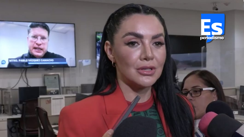 Palacio Legislativo de San Lázaro, 24-06-2026.– La diputada Gabriela Jiménez Godoy (Morena), señaló la necesidad de regular la Inteligencia Artificial (IA) en el país, a fin de salvaguardar los derechos de las y los usuarios y de la niñez; esto no significa que se busque frenarla, ya que “forma parte del día a día. “Y el objetivo no es frenar la Inteligencia Artificial. Sabemos que ya forma parte de nuestra vida, forma parte de nuestro día a día. Todos la utilizamos porque también hace más eficiente y más rápido nuestro trabajo, nuestro análisis. Pero siempre es importante que se asegure que la última vista sea humana”, dijo en declaraciones a representantes de medios de comunicación. La diputada dijo que, además de su iniciativa, más legisladoras y legisladores han planteado la regulación, dado que la IA ya tiene un marco lugar en Estados Unidos, y en países de Europa y Asia. Explicó que, si bien la IA es una herramienta eficiente para actividades humanas y diferentes profesiones, su uso no puede ser indiscriminado, ya que, “por ejemplo, hoy médicos utilizan Inteligencia Artificial para hacer sus diagnósticos; abogados, para redactar sus demandas. Hoy jueces y ministros magistrados la utilizan incluso para hacer sentencias. “Entonces, ¿qué es lo que queremos? Que cuando una persona pueda ser afectada en su vida por el uso de Inteligencia Artificial, tenga que ser notificada. Por ejemplo, si vas al médico y te va a hacer una receta, un diagnóstico con inteligencia artificial, con apoyo de IA, deba de notificarte que se usó”. Por otro lado, agregó, así como se usa para cosas positivas en la cotidianidad, también ha sido implementada para falsificar videos, audios, fotos, documentos, entre otros. “Es importante, queremos que cuando una fotografía o un video haya sido hecho con Inteligencia Artificial, tenga una marca de agua, para que podamos distinguir lo que es real de lo que no es real”, anotó. Cuestionada sobre cómo evitar que en esta regulación se traspase el respeto a la libertad de expresión, aclaró que no se “afectaría en nada a la libertad de expresión, por el contrario, para todos sería mucho más benéfico poder saber cuándo algo sí es real de cuando algo no lo es”. Por otro lado, sobre la inscripción de los números celulares, comentó que “puede ser importante que se dé una prórroga para que todos puedan terminar de inscribirse. “Es muy importante. A lo mejor a algunas personas les da desconfianza hacerlo, pero creo que es por la seguridad de todas y todos. ¿Por qué? Porque sabemos que muchas extorsiones, que es uno de los delitos que más nos afectan a todas y a todos en nuestro país, se hace porque hacen llamadas con chips que luego son falsos o los compran de muy fácil acceso, muy baratos, ya en cualquier lado compra uno un chip y puede hacer llamadas para extorsionar, por ejemplo, para cometer delitos. Palacio Legislativo de San Lázaro, 24-06-2026.– La diputada Gabriela Jiménez Godoy (Morena), señaló la necesidad de regular la Inteligencia Artificial (IA) en el país, a fin de salvaguardar los derechos de las y los usuarios y de la niñez; esto no significa que se busque frenarla, ya que “forma parte del día a día. “Y el objetivo no es frenar la Inteligencia Artificial. Sabemos que ya forma parte de nuestra vida, forma parte de nuestro día a día. Todos la utilizamos porque también hace más eficiente y más rápido nuestro trabajo, nuestro análisis. Pero siempre es importante que se asegure que la última vista sea humana”, dijo en declaraciones a representantes de medios de comunicación. La diputada dijo que, además de su iniciativa, más legisladoras y legisladores han planteado la regulación, dado que la IA ya tiene un marco lugar en Estados Unidos, y en países de Europa y Asia. Explicó que, si bien la IA es una herramienta eficiente para actividades humanas y diferentes profesiones, su uso no puede ser indiscriminado, ya que, “por ejemplo, hoy médicos utilizan Inteligencia Artificial para hacer sus diagnósticos; abogados, para redactar sus demandas. Hoy jueces y ministros magistrados la utilizan incluso para hacer sentencias. “Entonces, ¿qué es lo que queremos? Que cuando una persona pueda ser afectada en su vida por el uso de Inteligencia Artificial, tenga que ser notificada. Por ejemplo, si vas al médico y te va a hacer una receta, un diagnóstico con inteligencia artificial, con apoyo de IA, deba de notificarte que se usó”. Por otro lado, agregó, así como se usa para cosas positivas en la cotidianidad, también ha sido implementada para falsificar videos, audios, fotos, documentos, entre otros. “Es importante, queremos que cuando una fotografía o un video haya sido hecho con Inteligencia Artificial, tenga una marca de agua, para que podamos distinguir lo que es real de lo que no es real”, anotó. Cuestionada sobre cómo evitar que en esta regulación se traspase el respeto a la libertad de expresión, aclaró que no se “afectaría en nada a la libertad de expresión, por el contrario, para todos sería mucho más benéfico poder saber cuándo algo sí es real de cuando algo no lo es”. Por otro lado, sobre la inscripción de los números celulares, comentó que “puede ser importante que se dé una prórroga para que todos puedan terminar de inscribirse. “Es muy importante. A lo mejor a algunas personas les da desconfianza hacerlo, pero creo que es por la seguridad de todas y todos. ¿Por qué? Porque sabemos que muchas extorsiones, que es uno de los delitos que más nos afectan a todas y a todos en nuestro país, se hace porque hacen llamadas con chips que luego son falsos o los compran de muy fácil acceso, muy baratos, ya en cualquier lado compra uno un chip y puede hacer llamadas para extorsionar, por ejemplo, para cometer delitos. Necesario regular el uso de IA