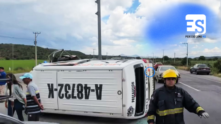 Choque y volcadura entre Urvan de transporte