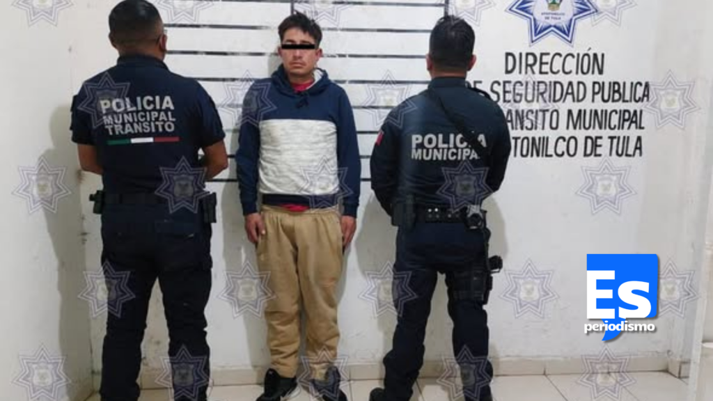 Atotonilco de Tula.- Oficiales municipales realizaron la detención de un hombre probable ladrón de tiendas Oxxo en posesión al parecer de sustancias ilícitas, sobre la calle Provincia de Génova, esquina con Provincia de Chile, en el fraccionamiento Toscana Media. Los hechos se registraron gracias al reporte oportuno recibido por medio de denuncias ciudadanas, por lo que el personal de seguridad al acudir a la zona señalada identificó conductas sospechosas por parte de un masculino. Al percatarse del arribo de las unidades policiales, el sujeto intentó darse a la fuga, sin embargo, debido a la rápida reacción de los elementos en campo, se logró darle alcance metros adelante. Al realizar una revisión los agentes localizaron entre las pertenencias del sospechoso diez bolsas tipo ziploc que contenían un narcótico conocido como cristal. Por tal motivo, se procedió a la detención de L. Á. G. M. de 36 años, para posteriormente ser trasladado a las instalaciones de la corporación para su certificación médica. Cabe destacar que, derivado de los trabajos de análisis y cruce de información tras su captura, se identificó que las características físicas del asegurado coinciden con las de un probable autor de diversos asaltos cometidos en tiendas de conveniencia OXXO de la periferia. Probable distribuidor de droga y ladrón