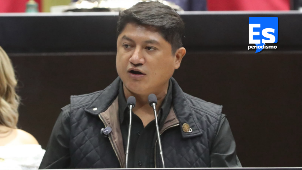 El diputado José Miguel Alegría Gómez (PT), propuso reformar la Ley de los Derechos de las Personas Adultas Mayores para fortalecer la protección del patrimonio de dicho sector poblaciones mediante el reconocimiento de nuevos derechos relacionados con la asesoría jurídica notarial y la certeza jurídica sobre sus bienes. Plantea incorporar como sujeto obligado en la aplicación de la ley al gremio notarial y a quienes por disposición legal ejerzan funciones notariales. Asimismo, establece el derecho de las personas adultas mayores a recibir por parte del gremio notarial y de quienes por disposición legal ejerzan funciones notariales, asesoría jurídica sobre la enajenación de los bienes de su propiedad. De igual manera, garantizar que este sector reciba orientación sobre el alcance y los efectos jurídicos del otorgamiento de un testamento. Contempla medidas de inclusión para las personas adultas mayores pertenecientes a pueblos y comunidades indígenas, al asegurarles el acceso a traductores o intérpretes durante los procedimientos relacionados con la transmisión de bienes o el otorgamiento de testamentos. En la exposición de motivos, Alegría Gómez señala que el envejecimiento de la población mexicana demanda acciones que fortalezcan la protección de los derechos humanos de las personas adultas mayores, particularmente en materia patrimonial. Destaca que este grupo enfrenta con frecuencia condiciones de vulnerabilidad que pueden derivar en abusos, engaños o presiones para disponer de sus bienes en beneficio de familiares o terceros. Advierte que una de las problemáticas más recurrentes es el despojo patrimonial mediante contratos de compraventa, donación, permuta u otros actos de transmisión de propiedad realizados bajo coacción, abuso de confianza o aprovechamiento de la condición de vulnerabilidad de las personas mayores. Agrega que pueden existir presiones indebidas durante el otorgamiento de testamentos, afectando la libre expresión de su voluntad. Por ello, considera necesario fortalecer la función preventiva y orientadora del notariado mexicano, a fin de que las personas adultas mayores cuenten con información suficiente sobre las consecuencias jurídicas de los actos que involucren su patrimonio. La iniciativa, turnada a la Comisión de Atención a Grupos Vulnerables, sostiene que la asesoría especializada contribuirá a prevenir conflictos familiares, abusos y posibles afectaciones a sus derechos patrimoniales. Puntualiza que la función notarial constituye un servicio público que brinda certeza y seguridad jurídica a la ciudadanía, por lo que su participación en la protección de los derechos de las personas adultas mayores resulta fundamental para garantizar que las decisiones relacionadas con sus bienes y su sucesión testamentaria se adopten de manera libre, informada y conforme a derecho.