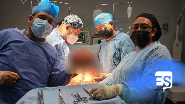 Gracias a la oportuna intervención del equipo multidisciplinario del Hospital Integral de Cinta Larga del IMSS Bienestar en Hidalgo, una mujer de 43 años superó una emergencia médica que puso en riesgo su vida, resultado de una hemorragia grave ocasionada por miomatosis uterina. El director del hospital, Jaime Moreno Contreras, informó que la paciente ingresó con un diagnóstico de hemorragia transvaginal crónica secundaria a miomatosis uterina de grandes elementos, complicada con anemia crónica, condiciones que comprometían seriamente su estado de salud. Durante su atención, la paciente presentó una hemorragia súbita y abundante que, sumada al cuadro de anemia crónica, desencadenó un choque hipovolémico severo, una condición que reduce de forma crítica el volumen de sangre circulante, impide el adecuado aporte de oxígeno a los órganos vitales y, sin tratamiento inmediato, puede provocar falla multiorgánica e incluso la muerte. Ante la emergencia, el equipo del servicio de Ginecología y Obstetricia inició de inmediato una transfusión sanguínea. Al confirmar que el sangrado persistía y que la vida de la paciente estaba en riesgo, los especialistas activaron los protocolos de atención y la trasladaron al quirófano, donde realizaron una histerectomía de urgencia para controlar la hemorragia. Moreno Contreras destacó que la actuación oportuna y la experiencia del personal de salud fueron determinantes para salvar la vida de la paciente. "En menos de 24 horas, la paciente mostró una recuperación favorable. Su estado de salud mejoró de forma importante y el equipo médico retiró gradualmente los medicamentos que mantenían estable su presión arterial. Actualmente permanece fuera de peligro y continúa con su proceso de recuperación", señaló. A su vez, la paciente María de la Luz Ángeles García agradeció la atención recibida y reconoció el acompañamiento del personal de salud durante todo el proceso. "Todo salió muy bien. Los médicos me explicaron en todo momento lo que tenía y las enfermeras siempre estuvieron muy atentas. Además, recibir esta atención de manera gratuita fue un gran apoyo para mí y mi familia, porque no tuve que pagar ni un peso por una cirugía que tiene un costo muy elevado", expresó. Este caso refleja la capacidad resolutiva del Hospital Integral de Cinta Larga para atender emergencias obstétricas y ginecológicas de alta complejidad, gracias al profesionalismo de su personal de salud y a la disponibilidad de atención médica oportuna. Por lo anterior, el IMSS Bienestar reafirmó su compromiso de brindar servicios de salud gratuitos, oportunos y de calidad, garantizando atención especializada a la población sin seguridad social cuando más lo necesita.