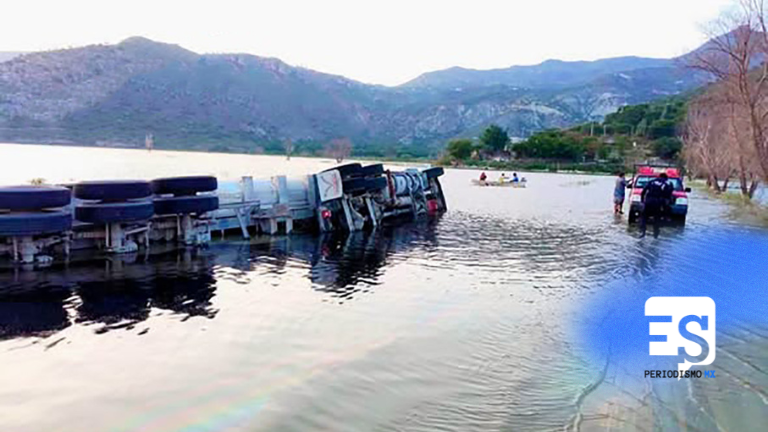 Tráiler volcó: intentó cruzar carretera