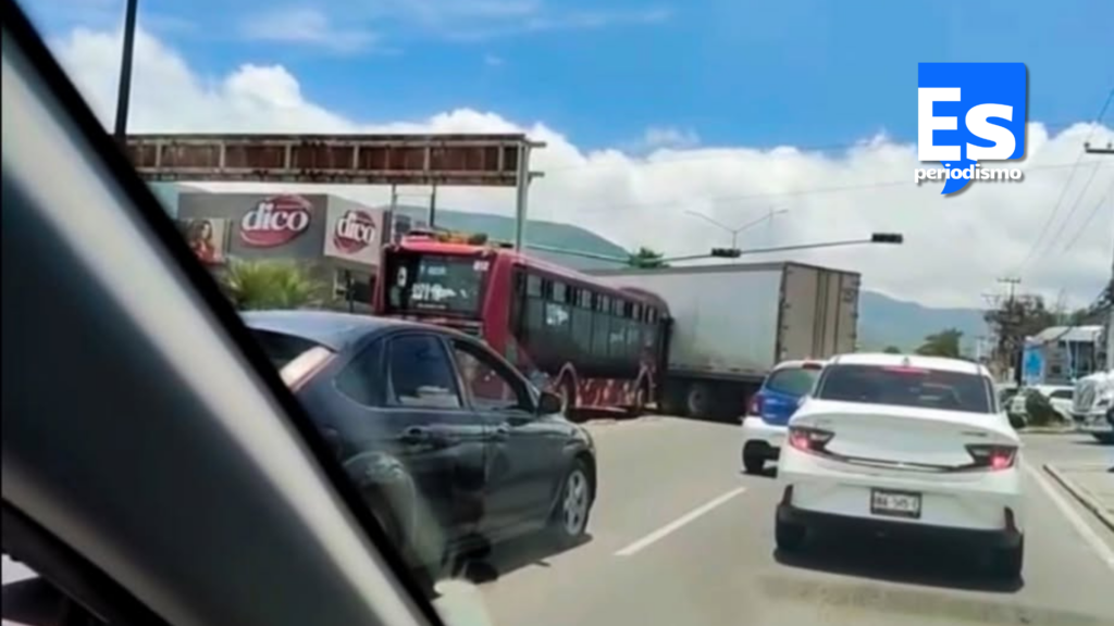 Tuzobus choca con tráiler